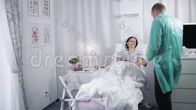 亲属探视病房病人.. 帮助躺在病房床上的病人