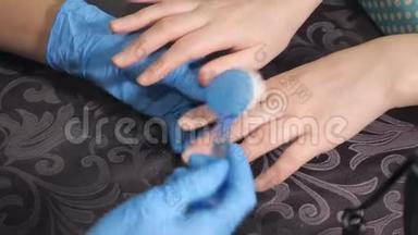 医生用刷子清洁`女人手上的指甲