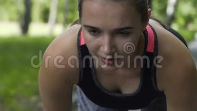 疲惫的女<strong>跑步</strong>者<strong>呼吸</strong>沉重，疲惫的女运动员在户外慢动作