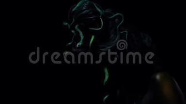 神话中的美杜莎出现在黑暗中，在她的头发上抚摸着一条蛇