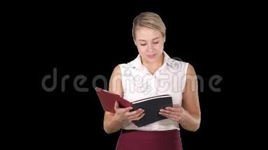 女人拿着打开书或笔记本，大声朗读一些东西，阿尔法频道