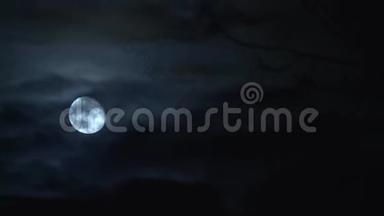 云在<strong>夜晚</strong>经过满月。 <strong>夜晚</strong>满月与云实时。 表面可见的细节