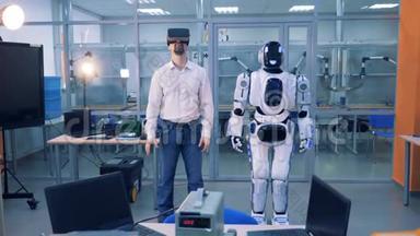 一个人戴着VR眼镜和一个半机人站在房间里。 虚拟现实游戏概念。