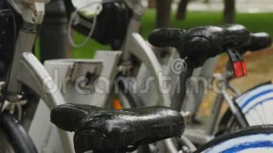 在雨中骑自行车特写
