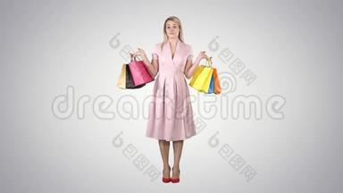 穿着粉红色裙子的女人站在渐变背景上。