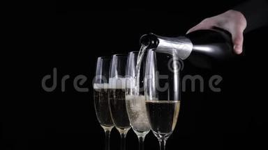 好香槟酒。 四个带有香槟酒的玻璃杯放在黑色背景的木桌上。 手推金香槟