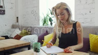 那个女孩正在写一封信