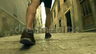 男<strong>旅人</strong>`脚，后景.. 沿着古老的地中海城市街走