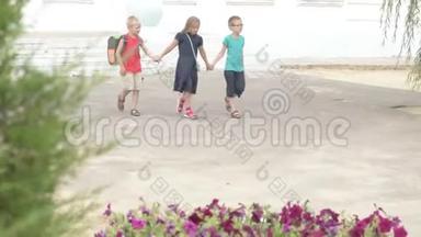 孩子们回到学校。暑假后新学年开始。带着书包的男孩和女孩在花丛中玩耍