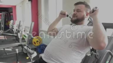 他和私人教练在健身房的训练模拟器上摆动腿部肌肉。 个人减肥训练