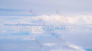 美丽的蓝天和飞机窗户上的云彩
