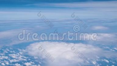 美丽的蓝天和飞机窗户上的云彩