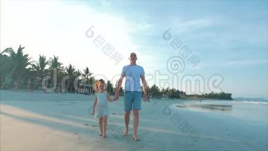 <strong>幸福</strong>的父亲和女儿在日落时在海滩上玩和玩。 动作缓慢。 <strong>幸福</strong>家庭童年
