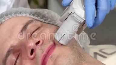 在美容诊所接受超声波皮肤治疗的男子