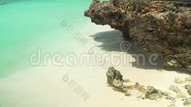 海水在白色的沙质珊瑚岩上翻滚