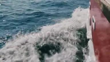 美丽的POV拍摄，<strong>游轮</strong>航行在深蓝色的<strong>海洋</strong>，切割惊人的泡沫白色波浪在阳光下闪耀。