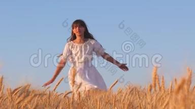 年轻漂亮的姑娘穿着白色的裙子，在成熟的<strong>麦子</strong>里慢悠悠地跳舞