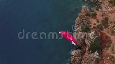 海上<strong>滑翔伞</strong>和岩石空中俯视图