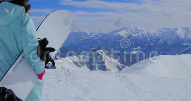 女孩滑雪板站在山顶上`滑雪板