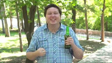 一个人拿着一瓶啤酒表示惊讶，就好像他<strong>赢得</strong>了奖品或彩票。
