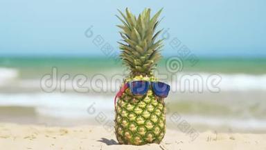 海上度假的太阳眼镜里欢快的菠萝.. 概念暑假。