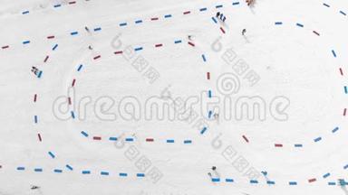 从高空俯瞰，运动员们<strong>克服</strong>了滑雪板从中国经过的路线与红筹股之间的距离