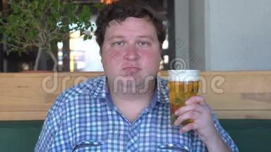 英俊的胖子拿着一杯啤酒，用头<strong>答应</strong>了