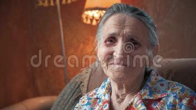 一位80-90岁的老妇人在家中的肖像。 老奇太太<strong>满脸皱纹</strong>，看着摄像机。 详细情况
