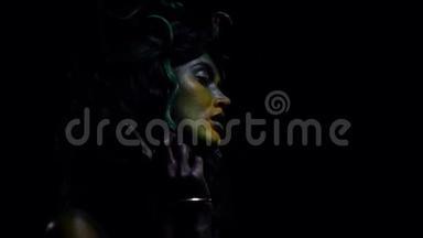 美杜莎·戈尔贡从黑暗中出现，抚摸着她头发上的一条蛇
