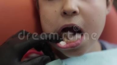 一个男孩子去看牙医，一个女医生给孩子`牙齿