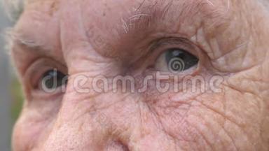 闭上灰色<strong>眼睛</strong>的老年妇女与<strong>皱纹</strong>周围。 祖母带着悲伤看镜头的肖像