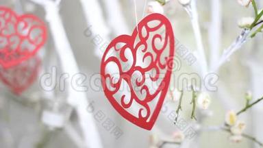 树枝上的红心。 节日快乐情人节庆祝心爱理念。