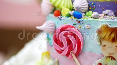 特写，<strong>幼儿</strong>`生日蛋糕，装饰各种美食和可食用<strong>图片</strong>.. 孩子们`生日聚会。