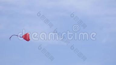 空中多种颜色的风筝在蓝天、<strong>大风</strong>、背景、复制空间中飞翔
