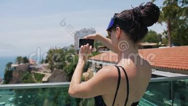 欧洲老城区旅游女游客用智能手机拍照