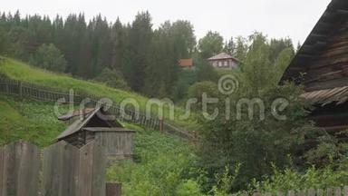 古老的俄罗斯村庄，有古老的木屋、乡村道路和小河岸上<strong>绿油油</strong>的青草。
