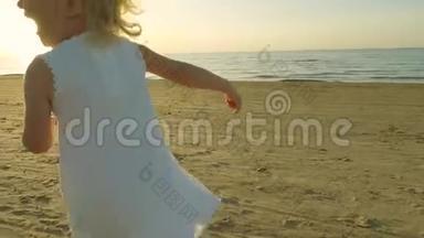 可爱的小女孩穿着白色裙子在沙滩上奔跑