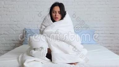 感冒季节，流鼻涕.. 生病的女孩躺在床上用手帕打喷嚏
