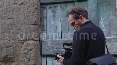 视频制作者在一扇旧门前寻找拍摄对象