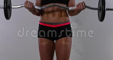 肌肉运动员女子训练在交叉健身<strong>健身房</strong>或<strong>家庭</strong>。