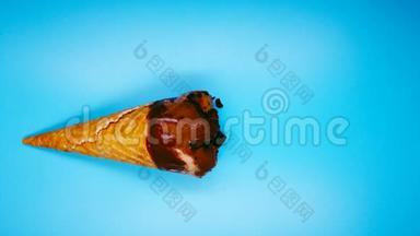 蓝色背景下巧克力冰淇淋甜筒融化时间
