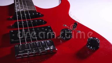 红色电吉他。 音量控制。 切换动画。 旋转旋转