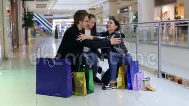 快乐的一家人拿着包裹，在购物中心走来走去。