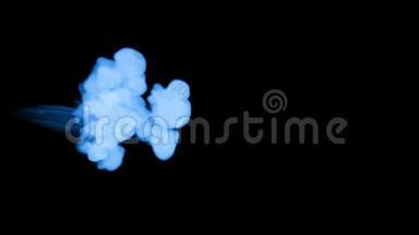 蓝色辉光墨水在水中的三维渲染在黑色背景上，卢马哑光作为阿尔法面具的墨水效果或背景。 8