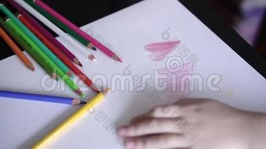 一个孩子在自制明信片上画一个<strong>红色</strong>铅笔心的手。 <strong>儿童</strong>`<strong>教育</strong>