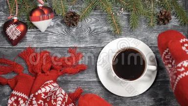 圣诞快乐，新年快乐，2019年2020年概念。 <strong>双</strong>手戴红色针织手<strong>套</strong>，从木制品上拿一杯热咖啡