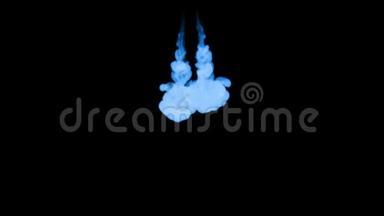 蓝色辉光墨水在水中的三维渲染在黑色背景上，卢马哑光作为阿尔法面具的墨水效果或背景。 1