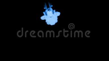 蓝色辉光墨水在水中的三维渲染在黑色背景上，卢马哑光作为阿尔法面具的墨水效果或背景。 2