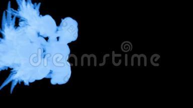 蓝色辉光墨水在水中的三维渲染在黑色背景上，卢马哑光作为阿尔法面具的墨水效果或背景。 9