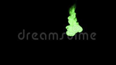 在黑色背景上的水中辉光绿色墨水的三维渲染，Luma哑光作为墨水效果或背景的阿尔法面具。 2